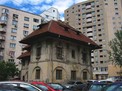 Stary dom otoczony blokami Stary dom otoczony blokami