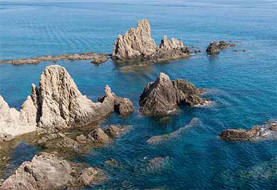 Skalista część wybrzeża na półwyspie Cabo de Gata w Hiszpanii. Fot. wikimedia.org/Jebulon licencja CC BY-SA 4.0 Skalista część wybrzeża na półwyspie Cabo de Gata w Hiszpanii. Fot. wikimedia.org/Jebulon licencja CC BY-SA 4.0