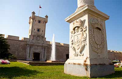 Puertas de Tierra de Cadiz - brama prowadząca do Starego Miasta Cadiz (Kadyksu), fot. wikimedia.org/TheOm3ga, licencja CC BY-SA 3.0. Puertas de Tierra de Cadiz - brama prowadząca do Starego Miasta Cadiz (Kadyksu), fot. wikimedia.org/TheOm3ga, licencja CC BY-SA 3.0.