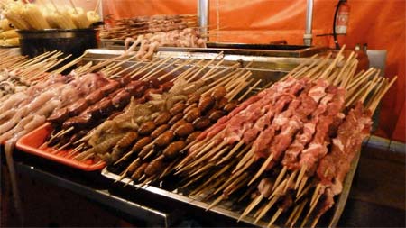 Typowe przysmaki serwowane na Donghuamen