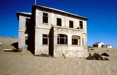 Opuszczone domy w Kolmanskop, mieście poszukiwaczy diamentów, fot. Namibia Tourism Opuszczone domy w Kolmanskop, mieście poszukiwaczy diamentów, fot. Namibia Tourism