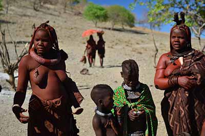 Wizyta w wiosce słynnego ludu Himba przy granicy z Angolą, fot. Karolina Sypniewska Wizyta w wiosce słynnego ludu Himba przy granicy z Angolą, fot. Karolina Sypniewska
