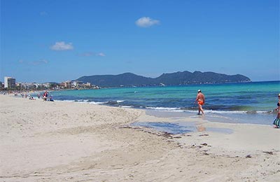Plaża w Cala Millor na Majorce, fot.wikimedia.org/ILA-boy, licencja GPL Plaża w Cala Millor na Majorce, fot.wikimedia.org/ILA-boy, licencja GPL