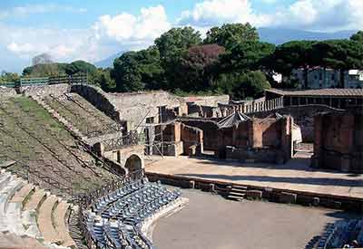 Pompeje - widok na Wielki Teatr, fot. Radomil, licencja GFDL Pompeje - widok na Wielki Teatr, fot. Radomil, licencja GFDL