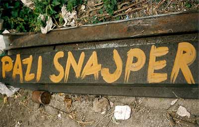 Napis ostrzegający o snajperach Napis ostrzegający o snajperach