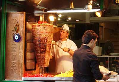Doner Kebab - jedna z najbardziej popularnych potraw kuchni tureckiej, fot. wikimedia.org/Shoestring, licencja CC-BY-SA-4.0-3.0-2.5-2.0-1.0 Doner Kebab - jedna z najbardziej popularnych potraw kuchni tureckiej, fot. wikimedia.org/Shoestring, licencja CC-BY-SA-4.0-3.0-2.5-2.0-1.0