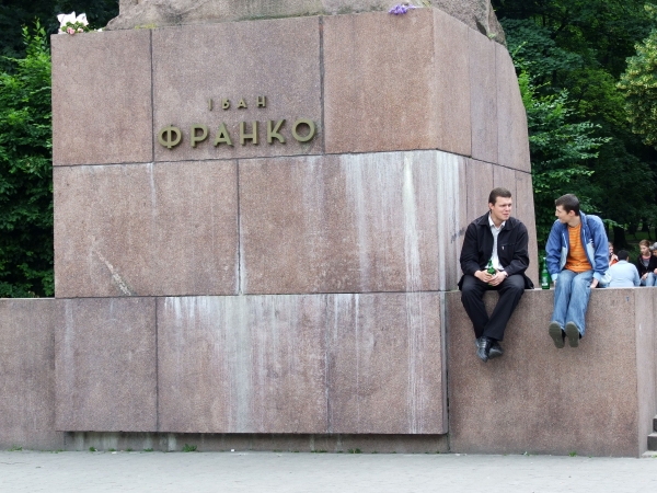 Zdjęcie z Ukrainy - młodzież w cieniu pomnika