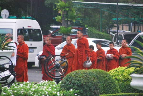 Zdjęcie z Tajlandii - Mnisi stojacy w kolejce