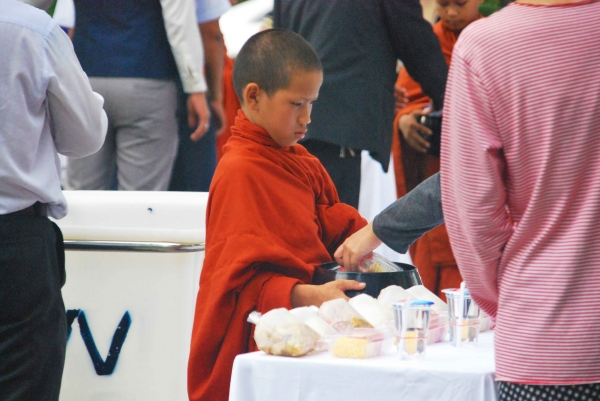 Zdjęcie z Tajlandii - Dawanie ofiar mnichom