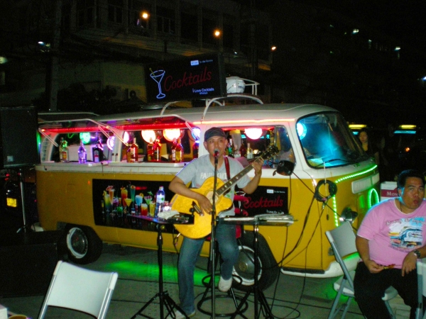 Zdjęcie z Tajlandii - Uliczny bar z muzyka :)