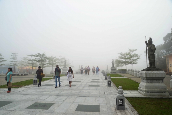 Zdjęcie z Chińskiej Republiki Ludowej - Skryta w chmurach aleja
