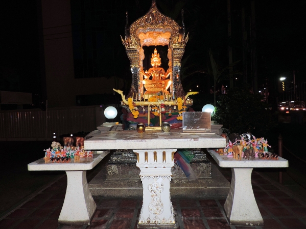 Zdjęcie z Tajlandii - Oltarzyk przy ulicy.