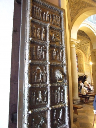 Zdjęcie z Polski - brązowe drzwi