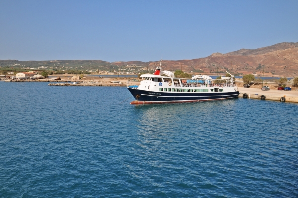 Zdjęcie z Grecji - statek wypływa z portu  