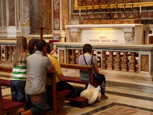 Zdjęcie z Watykanu - Przy grobie Jana Pawła II