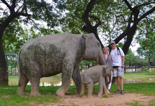 Zdjęcie z Kambodży - Nad rzeka. Szkoda, ze słonie z betonu :)
