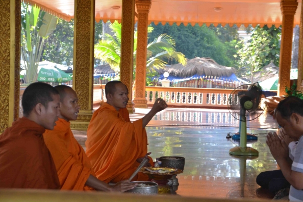 Zdjęcie z Kambodży - Mnisi przy pracy - blogoslawienie wiernych
