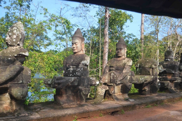 Zdjęcie z Kambodży - Na jednej z grobli wiodacych przez fosy Angkoru