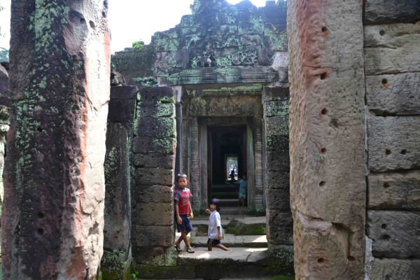Zdjęcie z Kambodży - Khmerskie dzieciaczki posrod ruin swiatyni Preah Khan