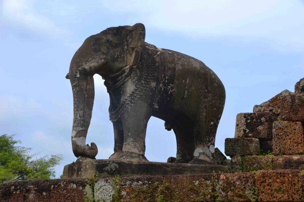 Zdjęcie z Kambodży - Jeden z kamiennych sloni strzegacych swiatyni East Mebon
