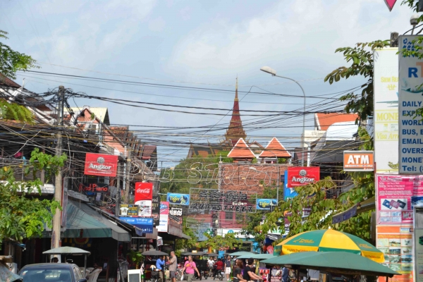 Zdjęcie z Kambodży - Pub Street w ciagu dnia, z tylu pagoda swiatyni Wat Prom Rath