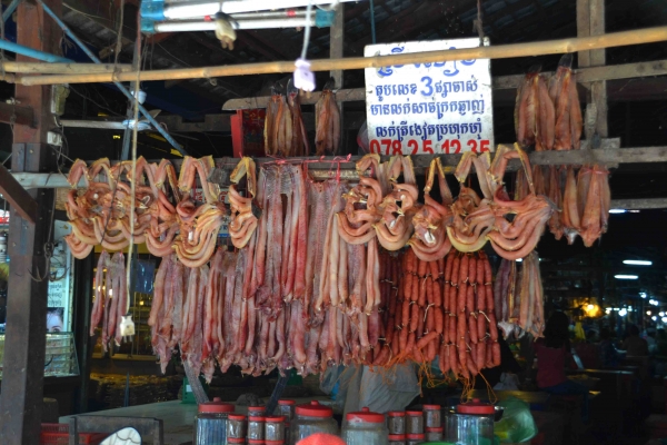 Zdjęcie z Kambodży - Khmerskie kielbaski, suszone ryby i jeszcze cos co trudno zidentyfikowac :)