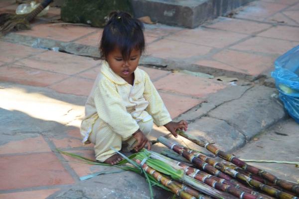 Zdjęcie z Kambodży - Na ulicy Siem Reap. mama tej dziewczynki sprzedawala sok z trzciny cukrowej 