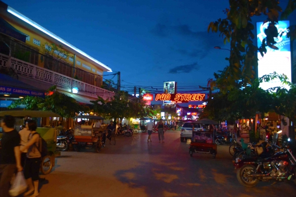 Zdjęcie z Kambodży - Wczesny wieczor - na Pub Street jeszcze pusto