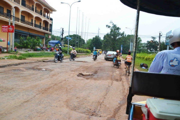 Zdjęcie z Kambodży - Ulica Siem Reap - w drodze do Roluos