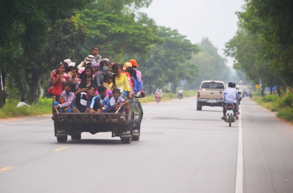 Zdjęcie z Kambodży - Tak jezdza tam dzieci...a fotelik? a pasy?  :)
