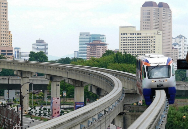 Zdjęcie z Malezji - Nadjezdza Monorail