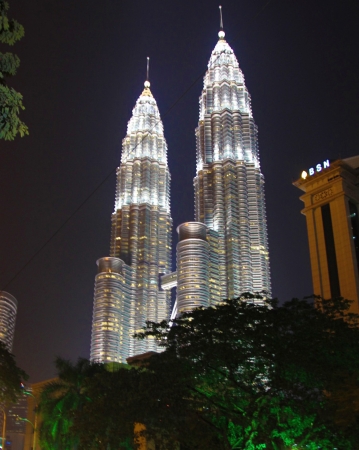 Zdjęcie z Malezji - Pieknie oswietlone Pertonas Towers