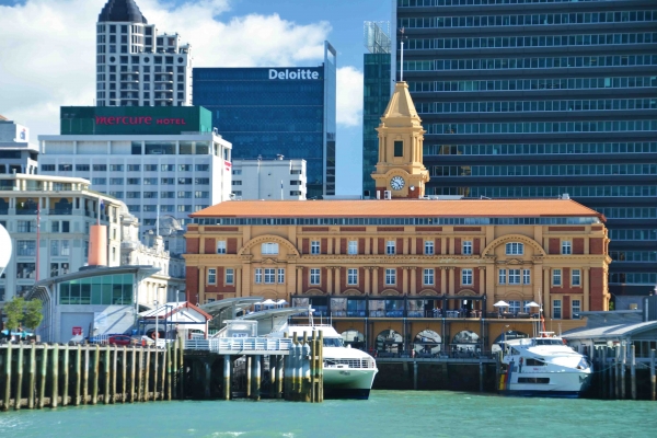 Zdjęcie z Nowej Zelandii - Auckland, przystan promowa. Widok z promu plynacego do Devonport