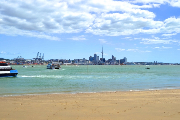 Zdjęcie z Nowej Zelandii - Centrum Auckland widziane z plazy w Devonport
