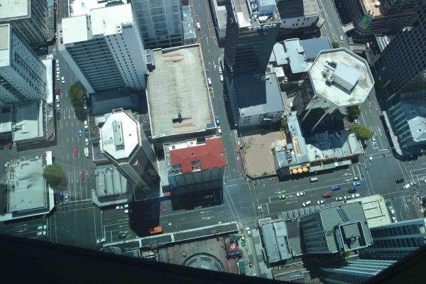 Zdjęcie z Nowej Zelandii - Widok przez szklana podloge tarasu widokowego Sky Tower.