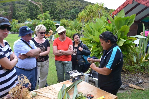 Zdjęcie z Nowej Zelandii - Tak sie robi maoryskie maty