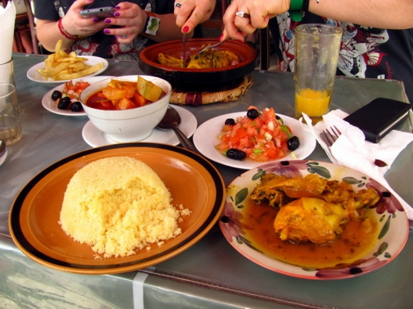 Zdjęcie z Maroka - Taroudant - obiad na rynku.