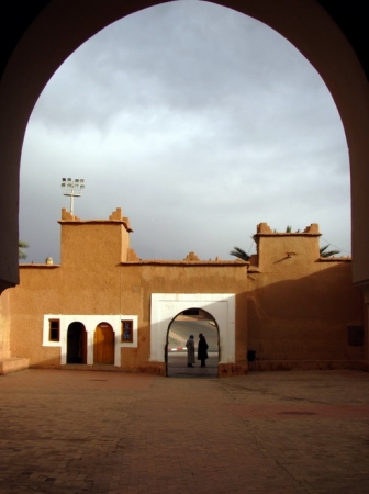 Zdjęcie z Maroka - Kasba Taourirt - pogawędka w bramie.