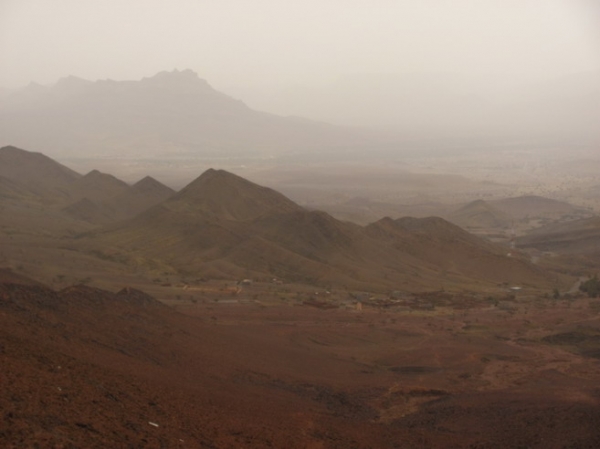 Zdjęcie z Maroka - Zamglone górskie dale na trasie.