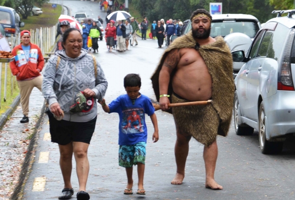 Zdjęcie z Nowej Zelandii - Maoryski wioslarz lodzi waka wracajacy z rodzina 