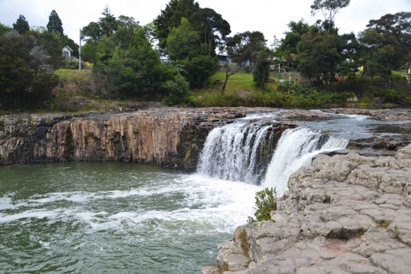 Zdjęcie z Nowej Zelandii - Wodospad Haruru Falls kolo Paihia