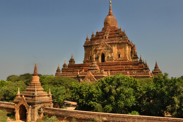 Zdjęcie z Birmy - Bagan, świątynia Htilominlo