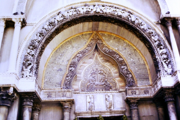 Zdjęcie z Włoch - boczne wejście do bazyliki