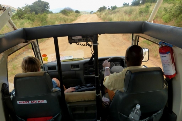 Zdjęcie z Kenii - jedziemy na kolejne safari; Julius prowadzi, Krysia gada...:)