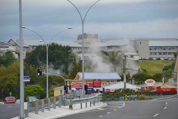Zdjęcie z Nowej Zelandii - Centrum miasta i wyziewy unoszace sie z wulkanicznych dziur geotermalnych