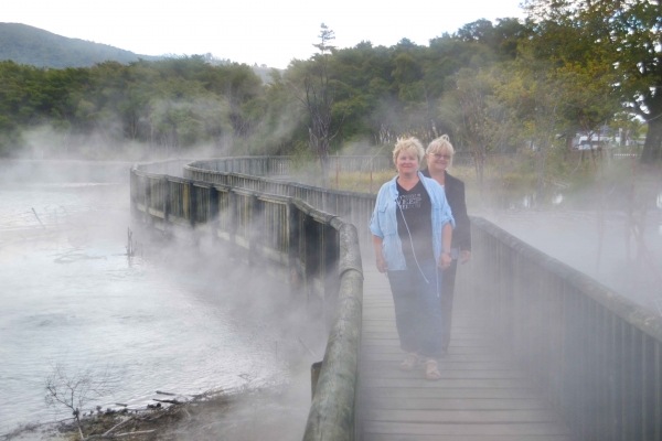 Zdjęcie z Nowej Zelandii - Wrzace jeziorko, po lewej widac gotujaca sie wode :)
