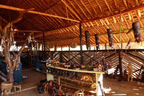 Zdjęcie z Kenii - ostatnie zakupy pierdół w Tsavo:)