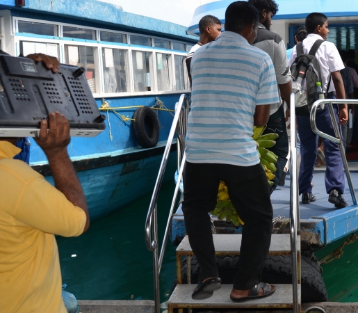 Zdjęcie z Malediw - ładujemy sie z tubylcami na prom