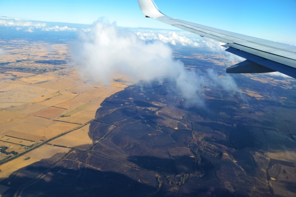 Zdjęcie z Nowej Zelandii - Lecimy nad Victoria. Widac gdzie palil sie busz...