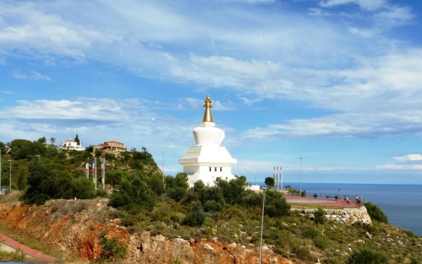 Zdjęcie z Hiszpanii - buddyjska stupa góruje nad Benalmadeną